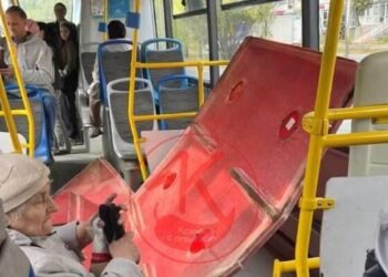 В Казани у автобуса №54 оторвало крышу на мосту Миллениум