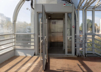 В Казани завершают установку 13 лифтов в надземных пешеходных переходах