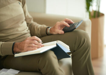 мужчина считает