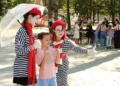 аниматоры развлекают девочку