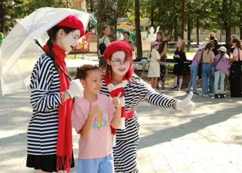 аниматоры развлекают девочку