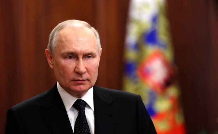 Президент России Владимир Путин стоит