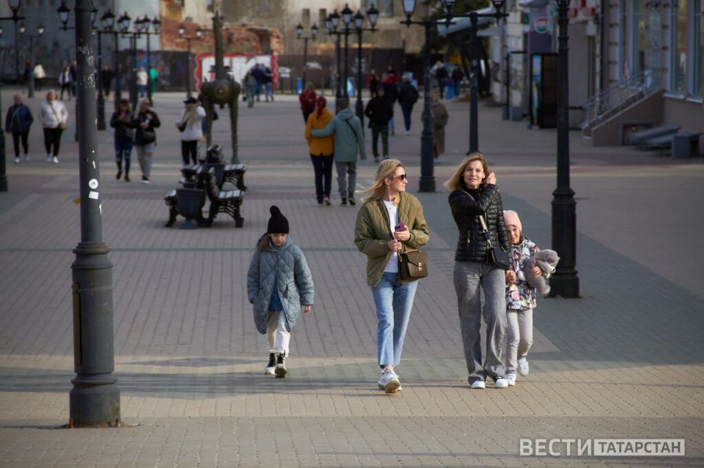 женщины с детьми идут по ул. Баумана