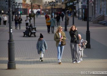 женщины с детьми идут по ул. Баумана