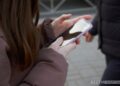девушка с телефоном
