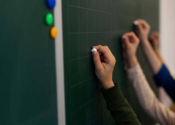 дети пишут на доске