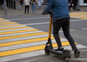 катаются на самокате