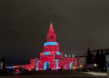 На стенах Казанского Кремля появилось приветствие на языках БРИКС