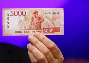 В Татарстан начали поступать новые пятитысячные купюры