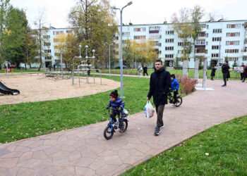 Казанцы гуляют в новом дворе