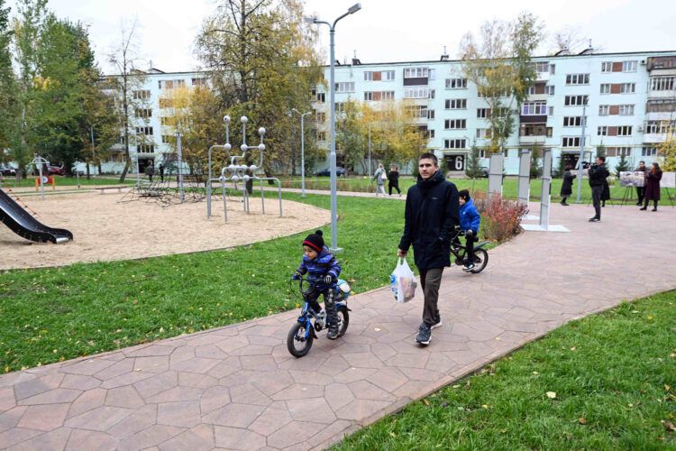 Казанцы гуляют в новом дворе