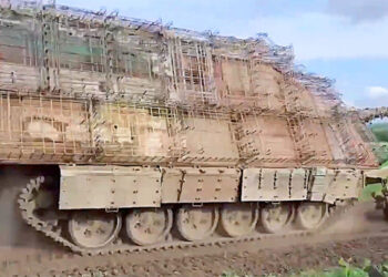 Российские военные установили стальные «дреды» на танк для защиты от дронов ВСУ