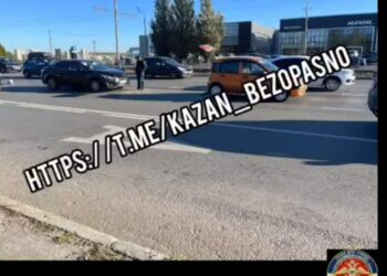 В Казани водитель иномарки сбил женщину, которая ремонтировала свой автомобиль