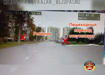 В Казани водитель автобуса врезался в столб, чтобы избежать наезда на ребенка