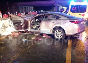 В Зеленодольском районе на трассе М7 иномарка на большой скорости врезалась в отбойник