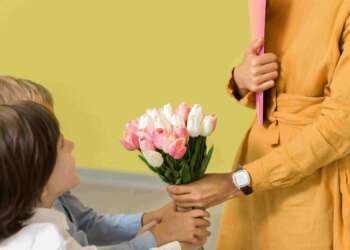 дети дарят букет учителю