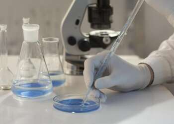 Ученый в лаборатории