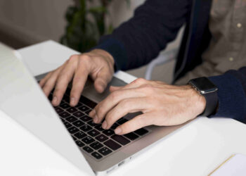 Мужчина сидит за ноутбуком