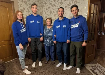 Молодогвардейцы с учителем