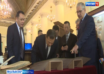 Казанда «Бердәм язмыш хакына тәҗрибә алмашу» утырышында БРИКС илләренең эре масскүләм мәгълүмәт чаралары җитәкчеләре очрашты