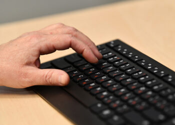 мужчина нажимают на клавиатуру