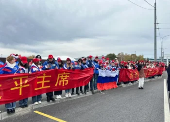 студенты из КНР встречают Председателя Си Цзиньпина