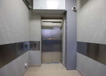 лифт в надземном переходе