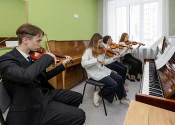 дети играют на музыкальных инструментах