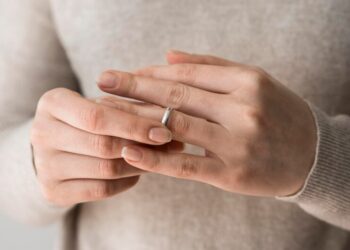 обручальное кольцо на пальце девушки