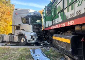 В Нижнекамске фура врезалась в поезд
