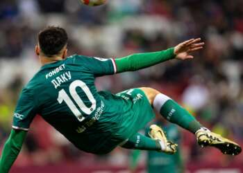 футболист забивает гол