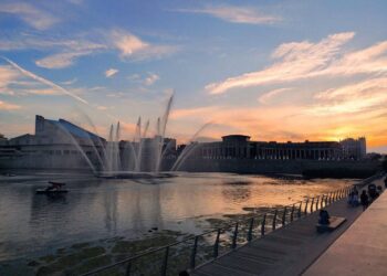 фонтан на озере Кабан