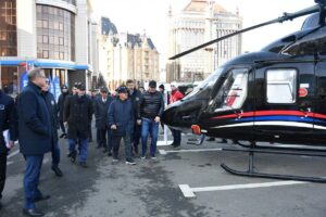 Минниханов осмотрел выставку у здания Госовета РТ