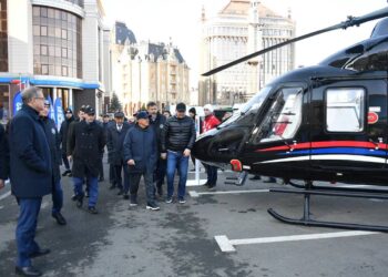 Минниханов осмотрел выставку у здания Госовета РТ