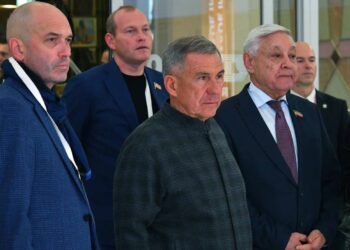 Минниханов осмотрел выставку у здания Госовета РТ