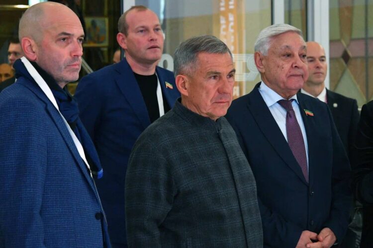 Минниханов осмотрел выставку у здания Госовета РТ