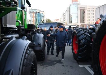 Минниханов осмотрел выставку у здания Госовета РТ