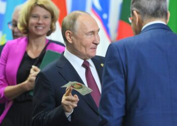 Владимир Путин ознакомился с символической «купюрой БРИКС»