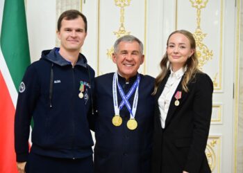 Минниханов поздравил женскую и мужскую команды по хоккею на траве с успешным завершением сезона