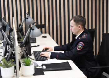 полицейский сидит за компьютером