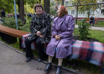 бабушки сидят на лавке