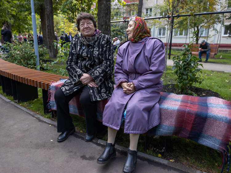 бабушки сидят на лавке