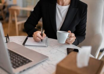 девушка за ноутбуком