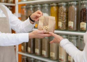 продавщица передает товар