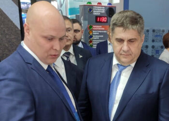 Роман Новиков посетил стенд Миндортранса РТ