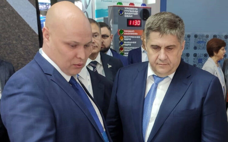 Роман Новиков посетил стенд Миндортранса РТ