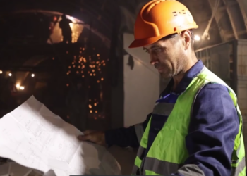 рабочий смотрит документ