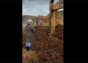 Приставы вынудили бизнесмена снести незаконное строение в Камском Устье