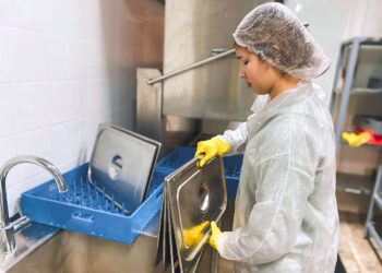 девушка моет посуду