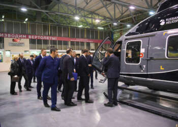 осматривают вертолет Ми-8